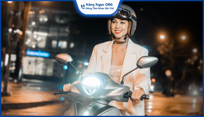 Giải đáp nâng ngực bao lâu được đi xe máy